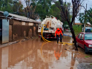 LOS ANDES: Equipos municipales continúan en terreno mientras persisten las lluvias en la comuna