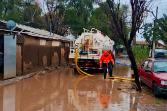 LOS ANDES: Equipos municipales continúan en terreno mientras persisten las lluvias en la comuna
