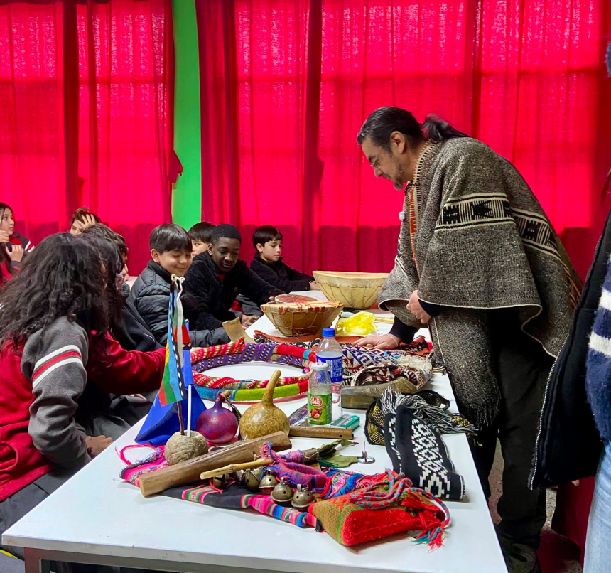 LOS ANDES: Escuela Ferroviaria celebró 82 años de historia con el lanzamiento de un libro sobre la cultura mapuche
