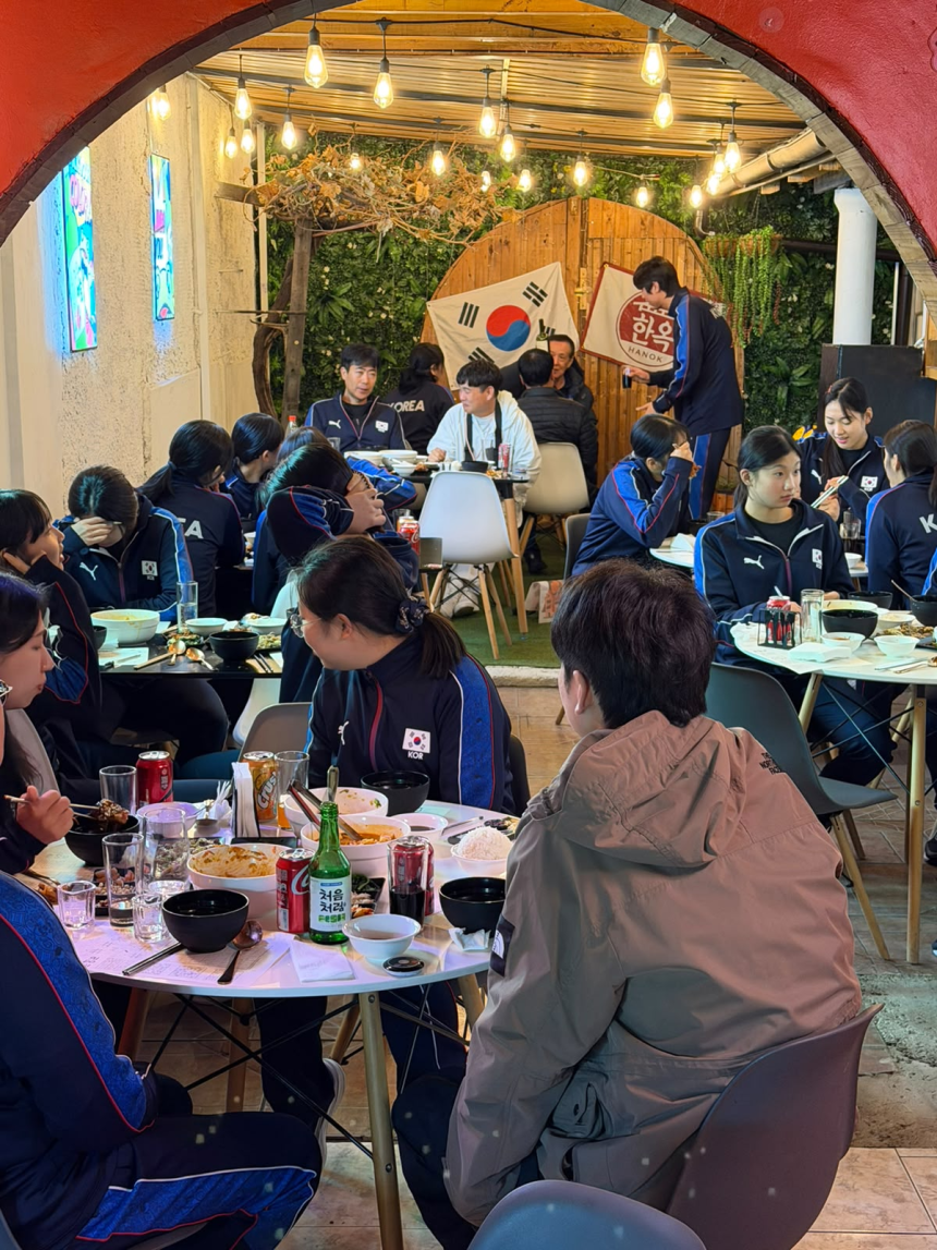 LOS ANDES: Equipo coreano Sub-17 celebró su triunfo ante Italia disfrutando comida tradicional de su país en restaurante Hanok de Los Andes