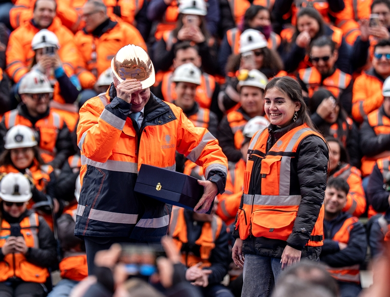 CODELCO: El especial casco minero que recibió el Presidente José Antonio Kast durante su visita a Codelco Andina