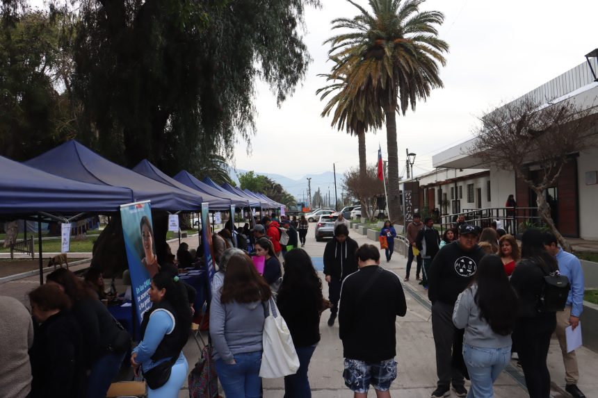 LLAY LLAY: Jornada Inter OMIL reunió ofertas laborales y orientación para vecinos de la comuna