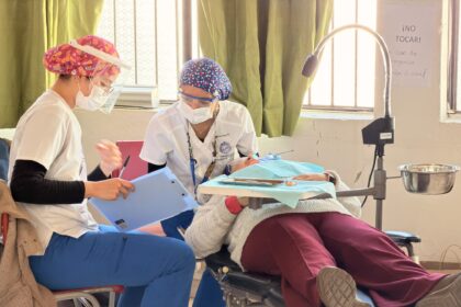 LOS ANDES: Personas mayores recibieron atención médica, dental y de enfermería gratuita en operativo realizado por el municipio y la Universidad Católica