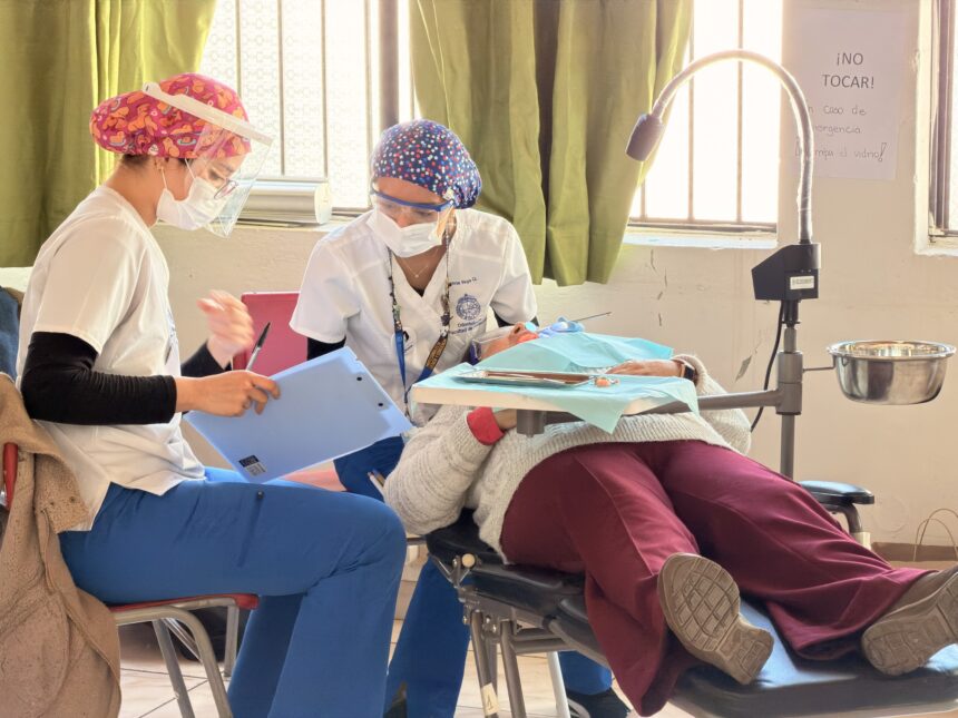 LOS ANDES: Personas mayores recibieron atención médica, dental y de enfermería gratuita en operativo realizado por el municipio y la Universidad Católica