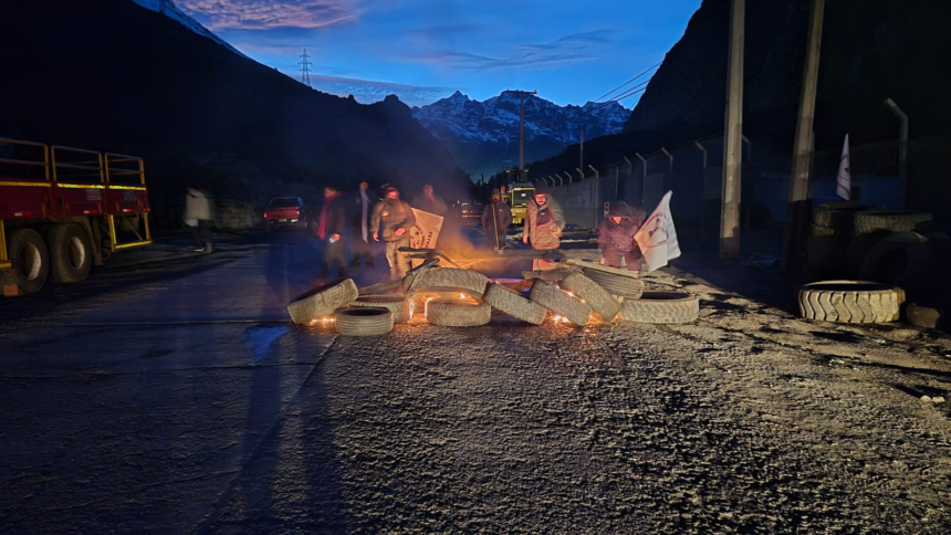 LOS ANDES: Contratistas de Codelco Andina se manifestaron en Saladillo denunciando extensas jornadas y deficientes condiciones laborales