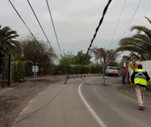 RINCONADA: Precaución por caída de poste y cables sobre la calzada en sector curva “El Jumbito”