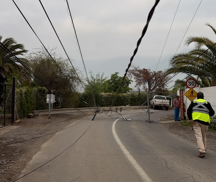 RINCONADA: Precaución por caída de poste y cables sobre la calzada en sector curva “El Jumbito”