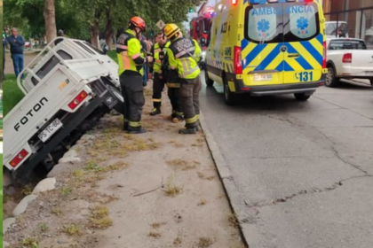 SAN FELIPE: Camión termina en canal tras accidente en avenida Chacabuco.