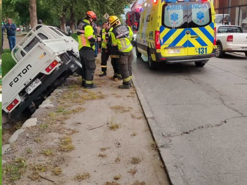 SAN FELIPE: Camión termina en canal tras accidente en avenida Chacabuco.