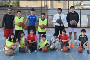 SANTA MARIA: Entregan implementos deportivos a niñas y niños del taller de básquetbol de Villa Los Aromos