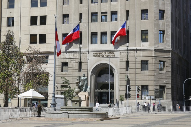NACIONAL: Ministerio de Justicia suspende rebajas de condenas tras polémica por beneficios a condenados por delitos sexuales contra menores.