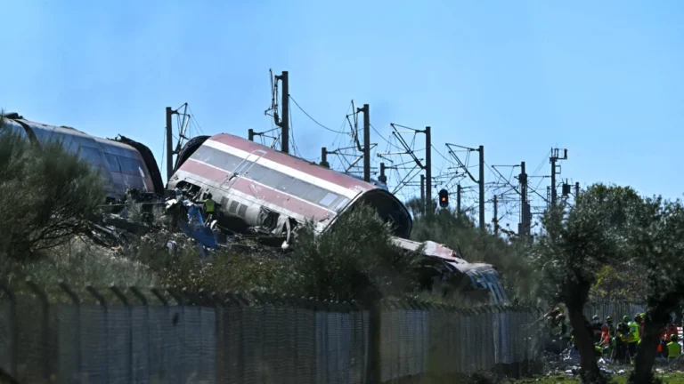 INTERNACIONAL: Al menos 30 muertos y cerca de 180 heridos deja violento choque de dos trenes de pasajeros